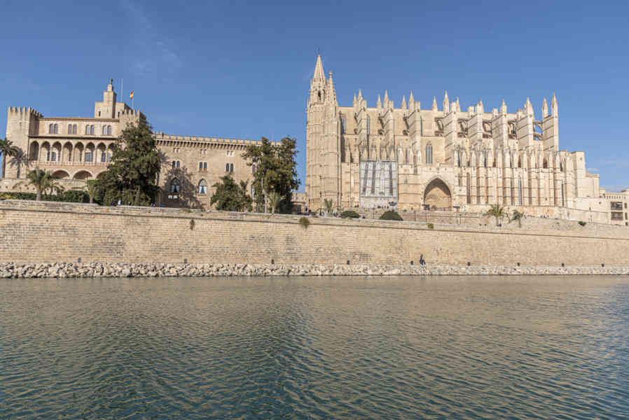 Mallorca - Palma 002 - catedral-basílica de Santa Maria de Mallorca y palacio real de la Almudaina.jpg